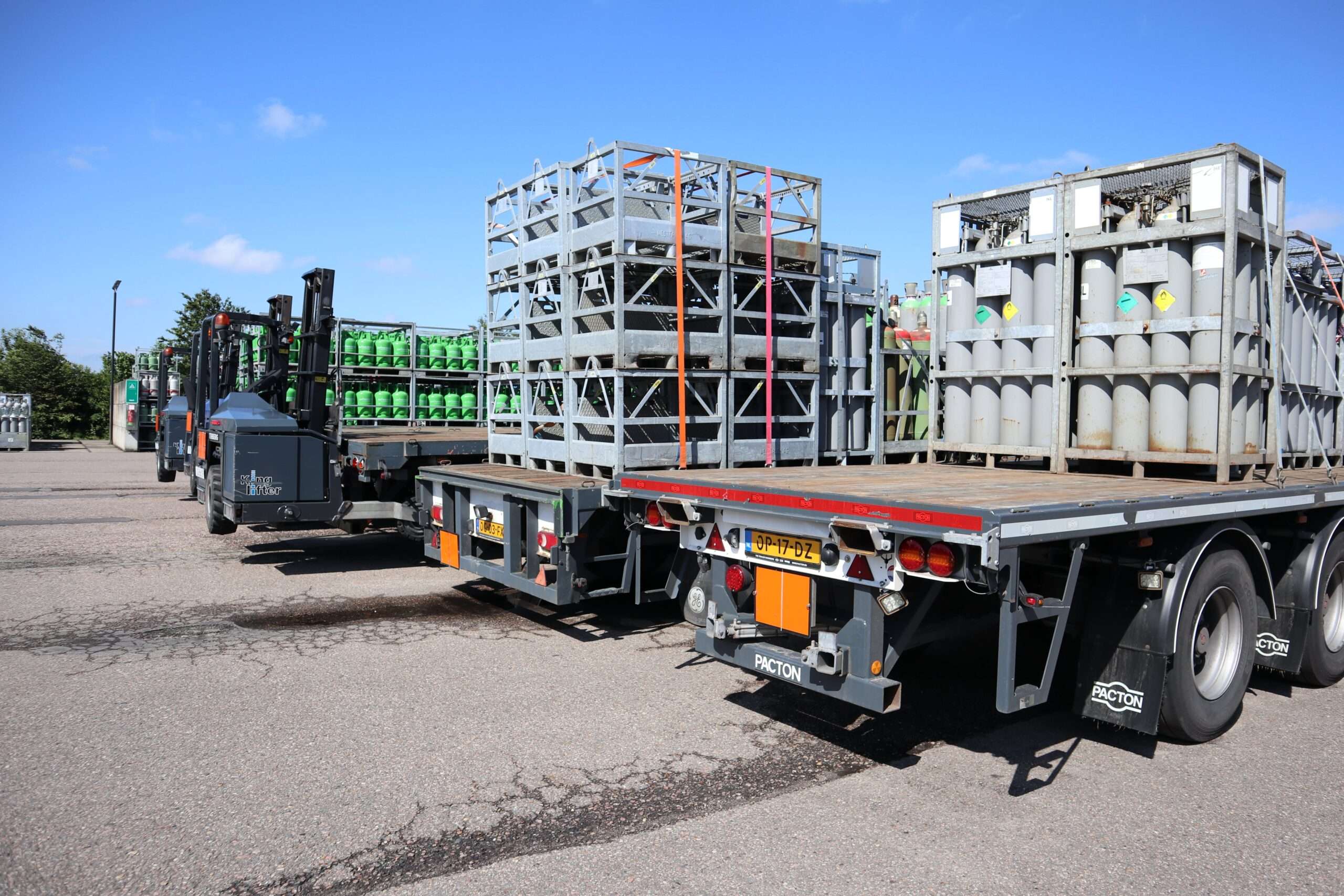 Gasflessen transport distributie vrachtwagen
